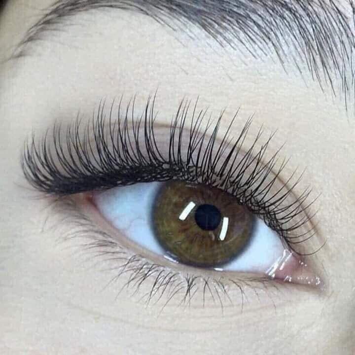Eyelash extensions in Paris